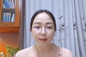 广泛期小细胞肺癌可获得长生存 目前有7项随机对照临床研究显示免疫联合化疗可延长广泛期小细胞肺癌的生存，其中IMPOWER133的阿替利珠单抗、CASPIAN的度伐利尤单抗和CAPSTONE的阿得贝利单抗是PD-L1单抗联合化疗；ASTRUM005的斯鲁利单抗、RATIONALE-312替雷利珠单抗和EXTENTORCH的特瑞普利单抗是PD-1单抗联合化疗；而ETER701研究是PD-L1单抗和安罗替尼联合化疗的四药方案。这些研究彻底改变了小细胞肺癌的治疗模式。
我在科普时经常有患友提出，中位生存延长2个月有什么意义呢？IMPOWER133研究作为第一个在广泛期小细胞肺癌取得阳性结果的临床试验，公布了其长期随访结果，3年生存率16%，4年生存率13%；5年生存率12%（如图所示）。
而在之前广泛期小细胞肺癌想超过1年都很难，即便同时期的对照组，几乎没有超过3年的。所以免疫治疗更大的意义是它可能带来的长拖尾效应，生存超过3年，超过5年的几率就很高。尽管5年生存率12%还不是很理想，但已经是大大的超越。在用药之前，谁都不知道患者是不是就是能达到长期生存的那个。这也是为什么有的家属，想要拼力搏一搏的原因。#肺癌 #长生存 #科普视频封面