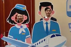 我们一起飞向未来！#2025技冲云霄短视频展示活动  打卡立牌前留下了空乘学子对彼此最真诚的祝福！是‘以后万米高空见’的约定，是‘起落平安’的惦念，更是青春里最闪亮的同行印记！#2025航空运输产教融合活动