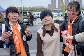 刀郎，凭什么力量能够震撼人心？偶像的力量在这一刻具象化了！3月29日湖北武汉，场馆外一位#盲人刀迷说在刀郎歌声中找到希望  ，“我要像胡杨树一样屹立不倒”，加油老六！加油稻米！#刀郎演唱会  （记者 赵博宇 李瑶昕）视频封面