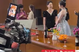 #郑州一高校开设短剧专业 近日，相关老师向大河报·豫视频记者透露，目前#河南短剧行业很缺人 ，学生还没毕业或将被短剧公司“一抢而空”。#大河报旅游 #跟着微短剧游河南