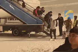 12月6日（采访）辽宁沈阳。山航飞机大雪天落地，网友提前20分钟抵达：下次还坐。#大雪 #山航 #降落视频封面