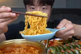 一锅泡面，紫菜包饭，萝卜小葱泡菜，馋得直咽口水 #火鸡面视频封面