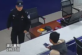 小学生捡手机主动交给警察，民警当着900名师生的面给他颁奖，并送给他两本辅导作业视频封面