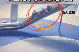 出口上锁，女生被困十多米滑梯内只得往回爬至入口，工作人员称是管理疏忽视频封面