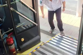 公交车 这玩意还能立起来？ #公交车 #隐藏功能 #冷知识视频封面