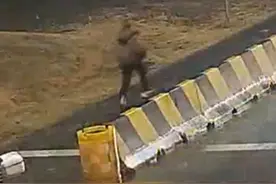 浙江嘉善，一小姐姐路过看到交通事故，跑步去自己车内拿来拆快递的小刀，把被困司机安全带割断，与另外几位好心人一起将司机救出。（供稿：嘉善传媒）视频封面