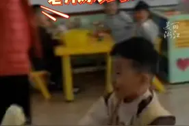 #幼儿园老师被小孩哥滑跪求婚  ，网友：多么真诚的好男人！（来源：@小鱼老师 ）视频封面