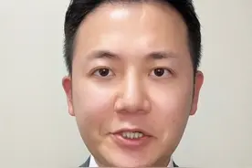 69岁#大爷被五步蛇咬伤后反杀  携带蛇尸前往医院就医，现已脱离危险。#美丽主播说新闻