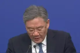 商务部部长：今年以旧换新将加力扩围  惠民升级 超3400万名消费者申请了4200万件手机等数码产品的购新补贴视频封面