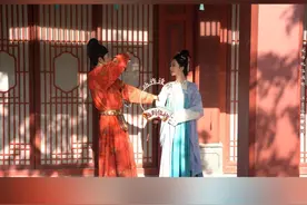 #湖南卫视国色芳华  #李现片场为全员拍照  咔嚓，前方花絮掉落～片场神秘摄影师蒋长扬上线，何惟芳刘畅与李幼贞纷纷充当模特，金金不语，只是一味的羡慕！视频封面