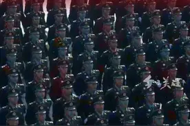 陆军方队劈枪走过天安门，劈枪，不仅仅是一个受阅动作。它劈出的是人民军队一往无前、所向披靡的坚定意志!脚步铿锵，气势如虹!