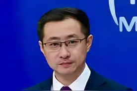 中国“免签朋友圈”+5！ 5月15日，外交部发言人林剑表示，为进一步便利中外人员往来，中方决定扩大免签国家范围。自2025年6月1日起至2026年5月31日，对巴西、阿根廷、智利、秘鲁、乌拉圭持普通护照人员试行免签政策。 #中国对巴西等5国试行免签视频封面