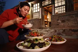 乡村女侠她活得最明白 密云深山，悬崖老屋，住着一位女士视频封面