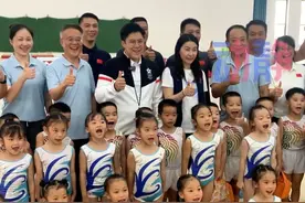 霍启刚郭晶晶来贵州三都看望运动小将， 现场为孩子们指导动作、 送上礼物。#霍启刚和郭晶晶来贵州了