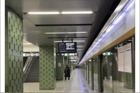 #北京最能熬夜的地铁   #这班地铁收车时得喊醒睡着的乘客  （视频来源：北京日报）视频封面