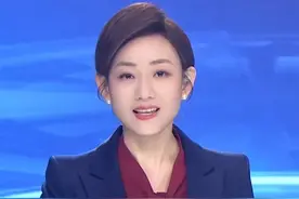 全网热搜的脱衣助考大哥找到了！本人回应“最美光膀子”： “把衣服给他是个下意识的反应，想着不能让孩子错过考试”#大象主播说 @大象新闻主持人陈静华