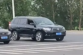 汽车等红灯期间，车轮原地打转，你知道是为什么吗？#汽车视频封面