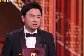 #雷佳音金鸡奖最佳男主角 #第37届中国电影金鸡奖获奖名单 公布，雷佳音凭电影《第二十条》获得本届金鸡奖最佳男主角，雷佳音感谢了老师吕晓禾，在他16岁的时候，是吕晓禾改变了他的人生，并且让他知道了金鸡奖。感谢了导演张艺谋，“他是剧组所有人崇拜的榜样，合作了四回，每次被他召唤，我都感觉自己还可以，每天在他的剧组里，我也由衷地想成为更好的演员”。#第37届金鸡奖颁奖典礼视频封面