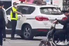 山东临沂一45岁女子街头无故拦车，坐在警车车顶。警方通报：当事人系精神障碍患者，从警车上下来后被丈夫带回家监护视频封面