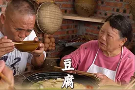 用儿子抓的鲫鱼，和豆腐一起炖，这汤鲜掉眉毛啦！爸妈一口接一口，直夸好吃！ #豆腐鲫鱼汤 #农村美食 #新农人计划2025