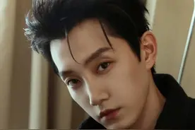 9月21日，男星范世锜深夜发文：网暴绝不是无关痛痒的玩笑，“不实言语与恶意转发 会深深刺痛一个人，带来的阴影甚至改变一个人的生活”