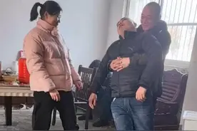 喝多了也不耽误发红包！男子醉酒后被人扶着“强制营业”，妻子代其给晚辈发红包，笑得合不拢嘴（来源：@萱姐姐 ）#团圆不能停 #锦绣中国年视频封面