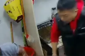 12月1日，江苏盐城，烤鱼店一条鱼突然发出“猫”叫声，店内人员全傻眼。#鱼 #神奇动物在抖音 #万物皆有灵性  视频封面