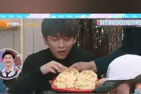 #到底什么时候看到武艺拿面包会不笑  经典重现，@武艺  离不开的话题——拿面包。不管多少人看，不管看多少次都是快乐源泉。不愧是武艺！#以热爱敬中国