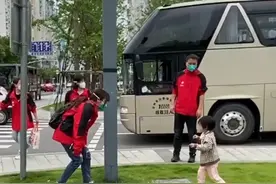 援沪的护士妈妈，今天归来。小朋友一声声“妈妈”，太破防了…（供稿：黄岩台）#援沪护士 #浙江dou知道 @抖音短视频 视频封面