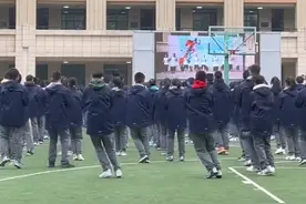 2月23日，江苏南京，中学课间操跳《快乐崇拜》，最后一排三男孩表现亮眼，“建议原地出道”。#快乐崇拜 #课间操 #江苏dou知道视频封面
