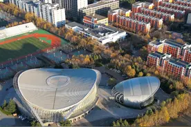 中国石油大学（华东） 学校起源于1952年11月建立的北京石油学院。1969年11月学校迁至山东，1970年1月更名为华东石油学院，1981年6月设立华东石油学院北京研究生部；1988年2月学校更名为石油大学，并在华东石油学院北京研究生部的基础上建立石油大学（北京），形成了石油大学（华东）与石油大学（北京）两地相对独立办学的格局#石油大学 #大学 #高校 #青岛 #中国石油大学华东视频封面