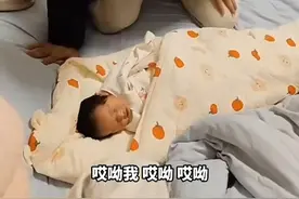 相差20岁的哥哥第一次见小妹，激动地“嘬嘬嘬”起来 @我想咋说就咋说—— #家庭 #兄妹视频封面