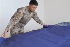 快来围观！班长教新入伍的战友叠被子啦！#叠军被 #叠豆腐块 #生活小技巧 #作风优良视频封面