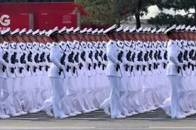 九三大阅兵现场，董宇辉拍下前排视角，中国军人太帅气了，整齐划一的步子，太令人震撼！这就是中国！这就是中国军人！#九三阅兵现场 #中国军人 #震撼