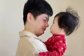 7个月的人类幼崽对待爸妈竟然有两幅面孔！果然女儿是爸爸的小棉袄~#萌娃日常 #宝宝对待爸妈的区别 #7月龄宝宝 #人类幼崽到底有多可爱 #爸爸的小棉袄视频封面