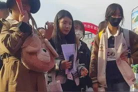 山东中医药大学2024秋季双选会，淄博又组团来了，除了企业还带来了特产西瓜#山东中医药大学  （来源：齐鲁晚报·齐鲁壹点、山东中医药大学）视频封面
