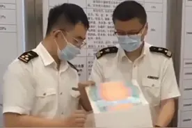 6月19日（报道），济南机场海关发现，多名选择无申报通道通关的旅客行李机检图像高度一致。经查，共有84个LABUBU系列毛绒玩具。目前，海关已依法暂扣该批物品。#拉布布视频封面