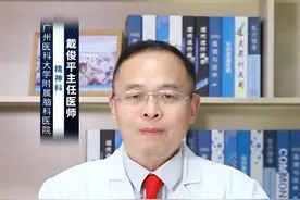 白天笑嘻嘻，晚上老是想哭为什么？怎么办？ #涨知识 白天笑嘻嘻，晚上老是想哭，可能是由多种原因引起的。以下是一些可能的原因和相应的建议：
第一：情感压抑：白天时，人们可能因为工作、学习或社交需要而压抑自己的情感。到了晚上，这种压抑可能会得到释放，导致情绪波动。
第二：孤独感：夜晚的孤独感可能更加强烈，尤其是当一个人独自面对黑暗和寂静时。这种孤独感可能引发负面情绪，如悲伤、焦虑等。
第三：生理因素：夜晚时，人体的生物钟和荷尔蒙水平会发生变化，这些变化可能影响情绪状态。
第四：心理问题：一些心理问题，如抑郁症、焦虑症等，也可能导致晚上情绪失控。
针对这种情况，以下是一些建议：
第一：寻求支持：与亲朋好友分享自己的感受，寻求他们的支持和理解。也可以加入一些社交团体或参与志愿者活动，扩大社交圈子，减轻孤独感。
第二：放松身心：尝试通过运动、冥想、瑜伽等方式放松身心，减轻压力和焦虑。也可以尝试听一些轻柔的音乐或泡一个热水澡来放松自己。
第三：调整生活方式：保持规律的作息时间和健康的饮食习惯，避免过度疲劳和不良的生活习惯对情绪的影响。
第四：寻求专业帮助：如果以上方法无法缓解情绪问题，建议寻求专业心理咨询师的帮助。他们可以帮助你识别和处理潜在的心理问题，并提供有效的治疗建议。
总之，白天笑嘻嘻，晚上老是想哭可能是由多种原因引起的。通过寻求支持、放松身心、调整生活方式和寻求专业帮助等方法，可以缓解情绪问题，改善生活质量。#硬核健康科普行动  @创作灵感小助手视频封面