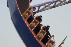 太危险！男子无保护措施站海盗船船头，一脸淡定地玩下来，网友：海盗船还有站票？#海盗船 #危险动作请勿模仿 #玩的就是心跳 视频来源@木字林视频封面