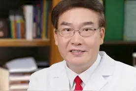 睡前关灯看手机可能诱发青光眼？ 医生提醒：这类人群要小心！#医学科普 #关灯玩手机对眼睛的危害 #青光眼视频封面
