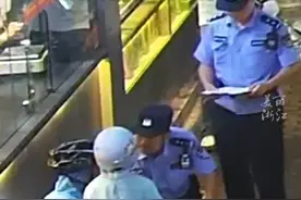 #女骑手雨天带娃送外卖摔倒 ，身体撑不住时她把孩子交给“最放心的人”......（供稿：上城公安）