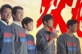 #韩东君出演蛟龙行动是自荐 #电影蛟龙行动发布会  现场，韩东君 透露自己看完《红海行动》后特别喜欢，于是在听说有续集后立刻给林超贤导演发微信，结果发现导演微信注销了🤣后来通过于冬和梁凤英成功实现愿望出演，觉得能主动争取机会的自己很勇敢！视频封面