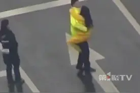 女子情绪崩溃失声痛哭，雨天光脚奔跑后躺在马路中央……听到交警呼喊，她扑过去一把抱住民警。视频封面