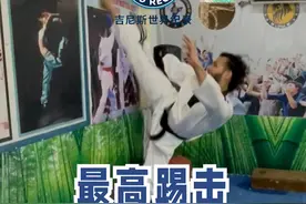 来自印度的Chinmay Sharma从事武术练习已有15年之久，近日，他打破了“最高的无辅助腾空360度旋风踢”吉尼斯纪录，成绩为2.08米，此外他还打破过其他5项武术相关的纪录。#吉尼斯世界纪录 #日常训练 #腿法 #运动表现视频封面