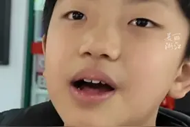 义乌11岁“小孩哥”当老板摆摊，自创玩法还揽到“大客户”，网友：好像看到了20年后的企业家（供稿：义乌融媒体）