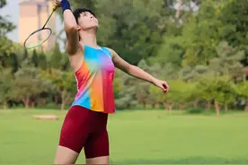 “姐妹们，你们的每一滴汗水都是铸就辉煌的见证！夏季薄款护腕，以贴心呵护伴你挑战极限，为梦想狂奔，加油不止！”#运动护腕 #擦汗护腕 #运动护具视频封面