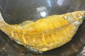 不管煎什么鱼，切记不要直接下锅，教你绝招，鱼肉不粘锅不破皮视频封面