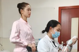 超声科里的尴尬 #学医的女孩子 #医院趣事 #尴尬 旁边站着美女护士，小伙子还害羞了。视频封面