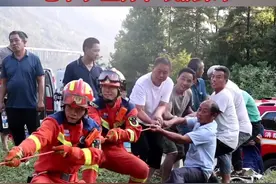 “老辈子，坚持下，我们来了”#八旬老人坠入20米深坑消防员暖心营救 ，一声声老辈子莫慌，安全感拉满！老人随后被消防员与热心群众合力救起。#消防员救援时的一声声老辈子令人动容 #重庆dou知道