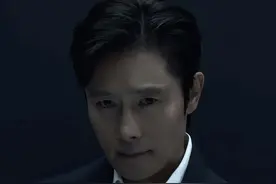 李秉宪游大湾区被偶遇：左边挨着老婆，右边搂着美女亲嘴#李秉宪 #李珉廷视频封面